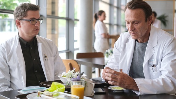 Dr. Elias Bähr mit Dr. Martin Stein in der Cafeteria