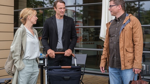 Dr. Elias Bähr mit Dr. Martin Stein und Dr. Ina Schulte vor der Klinik