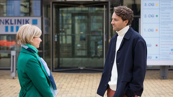 Lukas Globisch (Frederik Götz) erzählt seiner Mutter Kathrin Globisch (Andrea Kathrin Loewig), dass er sich vorstellen kann, New York zu verlassen und nach Leipzig zurückzukommen.