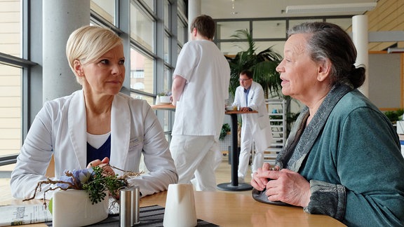 Marlies Böhmer und Dr. Kathrin Globisch unterhalten sich in der Kantine.