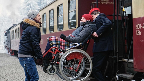 Dominik Lorenz (Jonah Rausch, mi.) kann es nicht fassen, dass Kris Haas (Jascha Rust) ihm diesen fast peinlichen Wunsch erfüllt. Dominik liebt Dampfloks und Kris macht mit ihm kurzerhand einen Ausflug in den Harz. 