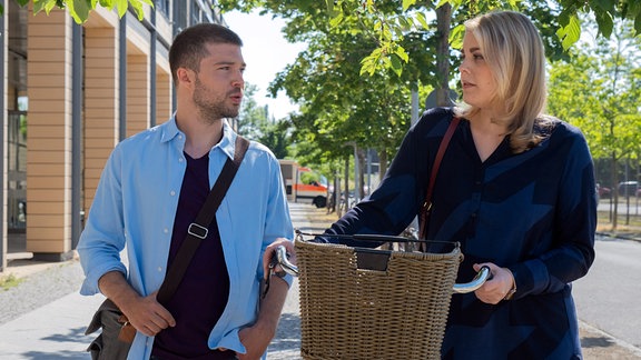 Miriam Schneider (Christina Petersen) versucht, ihren Freund und Kollegen Kris Haas (Jascha Rust) zu einem gemeinsamen Koch-Abend zu überreden.