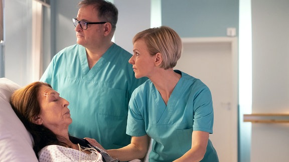 Kathrin Globisch und Hans-Peter Brenner am Bett der Patientin.