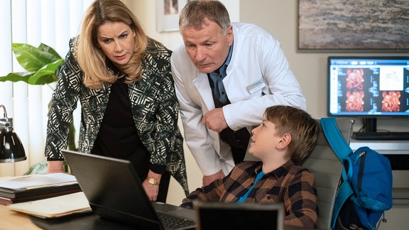 Roland Heilmann (Thomas Rühmann, mi.) mit Hanno (Kasimir Brause, re.) und Sarah Marquardt (Alexa Maria Surholt, li.) am Computer.