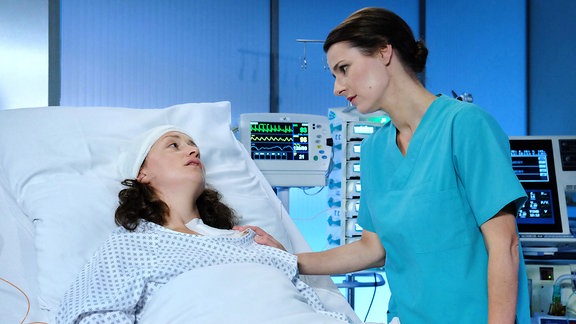 Alma Bachmann und  Dr. Maria Weber im Krankenzimmer.