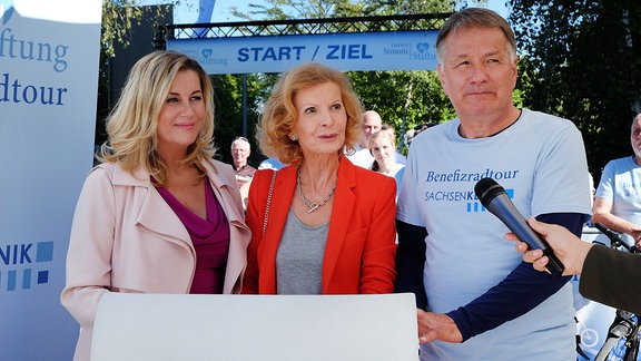 Sarah Marquardt, Ingrid Rischke und Dr. Roland Heilmann sprechen mit Journalisten.