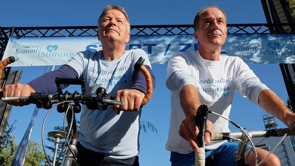 Roland Heilmann und Achim Kreutzer auf dem Fahrrad.