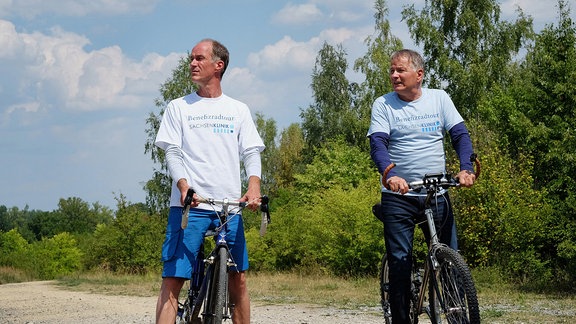 Achim Kreutzer und Roland Heilmann verirren sich auf der Benefiz-Radtour.