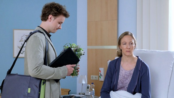 Daniel Gerdes (David Nolden) redet mit Sonja Lindner (Anja Karmanski) .