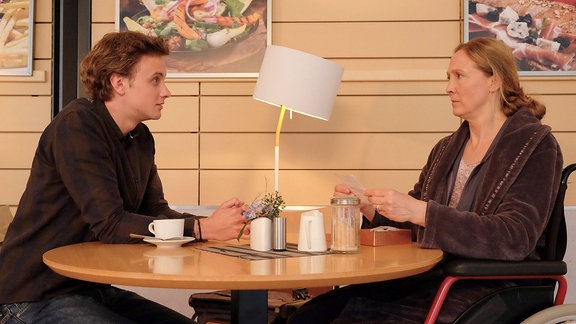 Daniel Gerdes (David Nolden) und  Sonja Lindner (Anja Karmanski) reden in der Cafeteria.