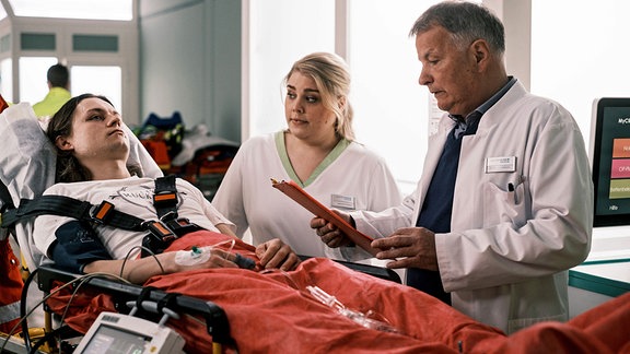 Dr. Roland Heilmann und Schwester Miriam nehmen die Patientin in Empfang