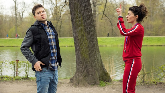 Rieke und Kris diskutieren im Park miteinander.