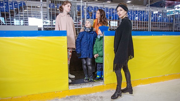 Arzu Ritter ist mit ihren beiden Söhnen Oskar und Max  bei einem Schnuppertraining in der Eiskunstlaufhalle.