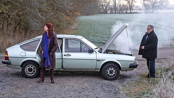 Hans-Peter Brenner (Michael Trischan) hat Vera Bader  (Claudia Wenzel) zur Besichtigung eines Demenzbauernhofs begleitet. 