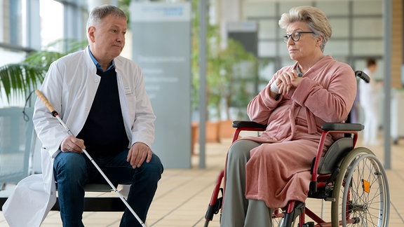 Peggy Lukac als Harriet Keller erzählt Thomas Rühmann als Dr. Roland Heilmann ihre Geschichte.