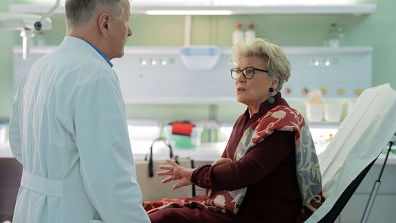 Germanistikprofessorin Harriet Keller (Peggy Lukac)  spricht mit Dr. Roland Heilmann (Thomas Rühmann). 