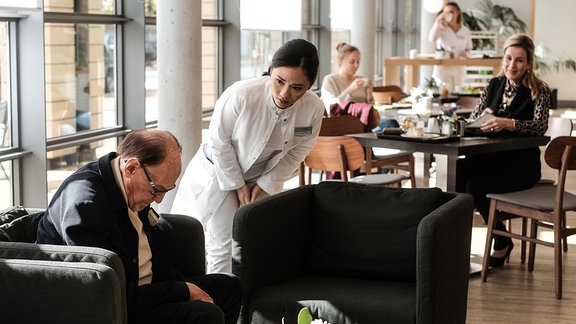 Sarah Marquardt (Alexa Maria Surholt, re.) erkennt in der Cafeteria den berühmten Komiker Leo Lachmann (Herbert Köfer, li.). 