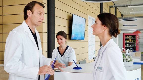 Dr. Maria Weber (Annett Renneberg, re.) und Dr. Martin Stein (Bernhard Bettermann, li.)unterhalten sich.