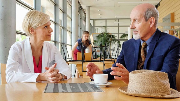 Oskar Stadlmann (René Schoenenberger) mit  Dr. Kathrin Globisch (Andrea Kathrin Loewig) in der Cafeteria.