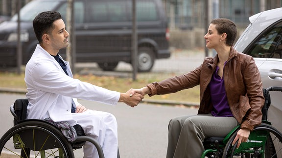 Dr. Ilay Demir (Tan Caglar) verabschiedet sich von Romy Ziehden (Julia E. Lenska). Doch ein Wiedersehen ist in Sicht. Die beiden verabreden sich in Ilay Rollstuhl-Sportverein. 