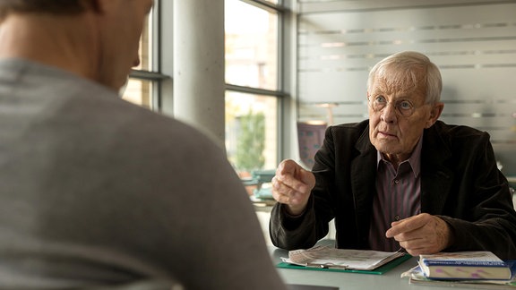 Otto Stein (Rolf Becker) versichert seinem Sohn Dr. Martin Stein (Bernhard Bettermann, li.), dass sich der Journalist unter falschen Angaben ins Haus geschmuggelt hat. Otto tut es leid, dass er so die momentanen Umstände für seinen Sohn wahrscheinlich noch schwieriger gemacht hat.