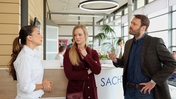 Frederike und Thomas Pauli sprechen mit Oberschwester Arzu.