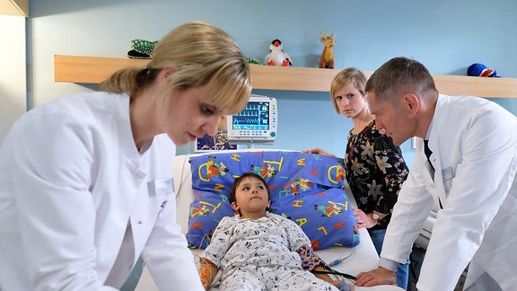 Dr. Peters (Anja Nejarri), Fritz Kamp (Lucano Resta), Friederike Kamp (Sophie Rogall) und Dr. Kaminski (Udo Schenk)