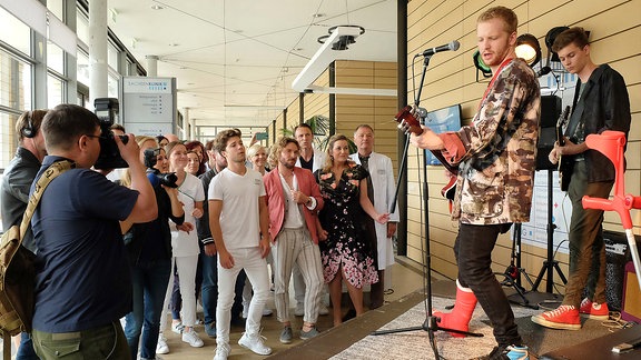 Die Band von Sarah Marquardts Sohn Bastian (Johann Lukas Sickert) spielt in der Sachsenklinik.