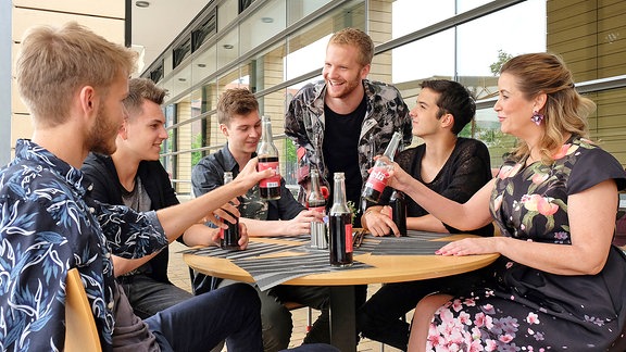 Jimmy Dreyer (Paul Falk), Bastian (Johann Lukas Sickert) und Sarah (Alexa Maria Surholt) mit der Band.