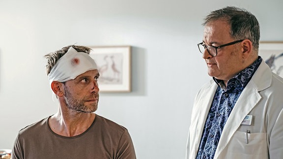 Dr. Kai Hoffmann (Julian Weigend) und Hans-Peter Brenner (Michael Trischan)