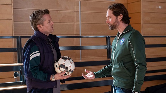 Hannes Seela (André Dietz, li.) mit Trainer David Ziegler (Matthias Schloo, re.) 