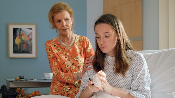 Luna Mohrbach und Ingrid Rischke im Krankenzimmer.