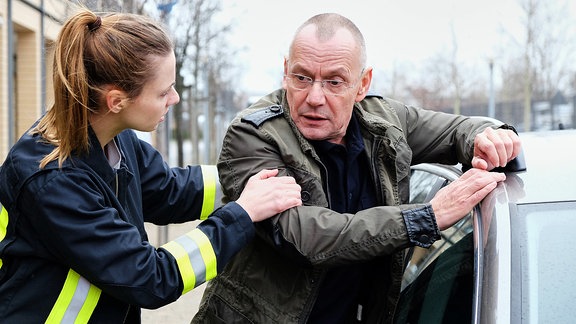 Torsten Michaelis als Jürgen Jakobs und Julia Schäfle als Max' Freundin Nina