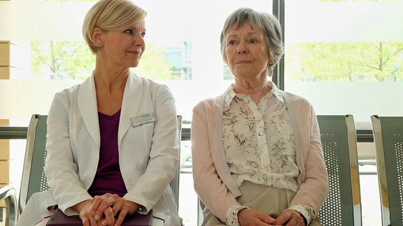 Andrea Kathrin Loewig als Dr. Kathrin Globisch und Monika Lennartz als Luise Brenner