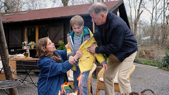 Roland Heilmann mit Hanno und Katja am Feuer.