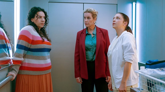 Cristina Bakary (Hanife Sylejmani), Sarah Marquart (Alexa Maria Surholt) und Arzu Ritter (Arzu Bazman)