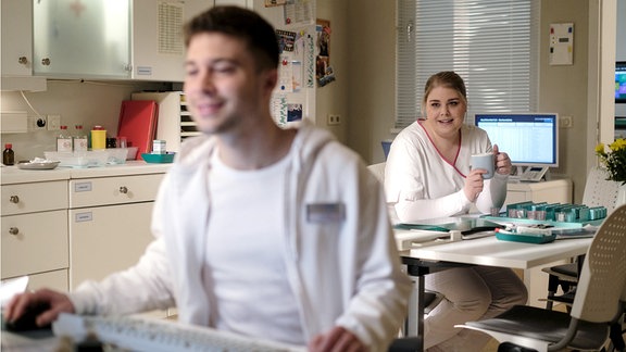 Kris und Miriam lächeln bei der Arbeit