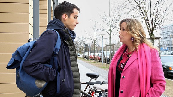 Sarah Marquardt mit Jonas Heilmann vor der Klinik.