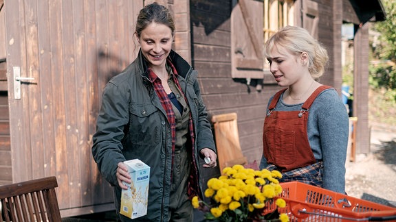 Lisa (Ella Zirzow, re.) will Katja Brückner (Julia Jäger, li.) am Bootshaus ein wenig zur Hand gehen. 