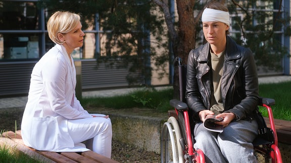 Flora Jensen (Miriam Morgenstern, re.) spricht mit Dr. Kathrin Globisch (Andrea Kathrin Loewig, li.).