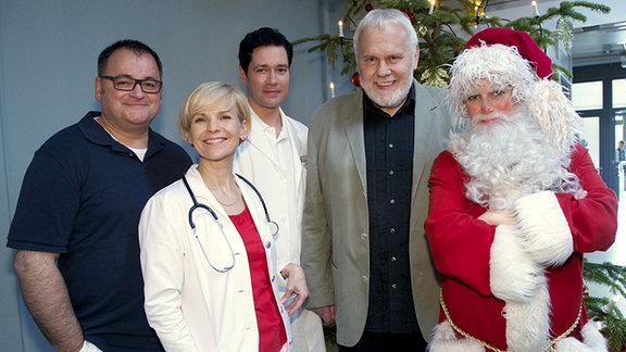 Weihnachten in der Sachsenklinik v.li.: Hans-Peter Brenner (Michael Trischan); Dr. Kathrin Globisch (Andrea Kathrin Loewig); Dr. Philipp Brentano (Thomas Koch); Dieter Orth (Gunther Emmerlich); Weihnachtsmann Sarah Marquardt (Alexa Maria Surholt)