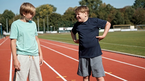 Hanno Brückner (Kasimir Brause, re.) und Moritz Heller (Jerry James Wiest, li.)  auf dem Sportplatz.