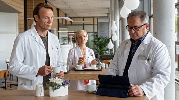 Dr. Martin Stein (Bernhard Bettermann, li.) mit Dr. Kathrin Globisch (Andrea Kathrin Loewig, mi.) und Hans-Peter Brenner (Michael Trischan, re.) in der Cafeteria