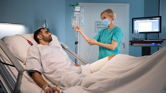 Kathrin Glonisch spricht mit dem Patienten.