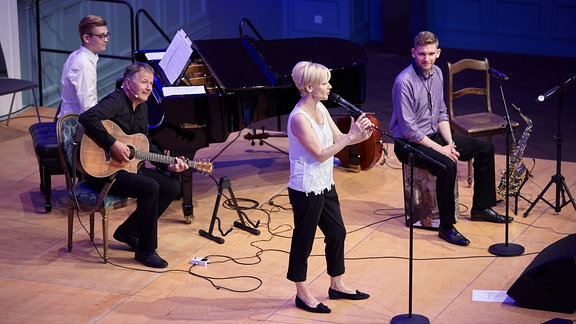 Andrea Kathrin Loewig auf der Bühne, Thomas Rühmann an der Gitarre