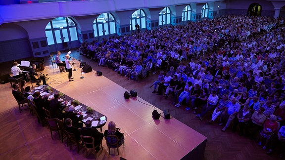 Das Publikum in der Leipziger Kongresshalle beim Benefizabend