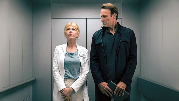 Dr. Martin Stein (Bernhard Bettermann) und Dr. Ina Schulte (Isabell Gerschke) (li.).