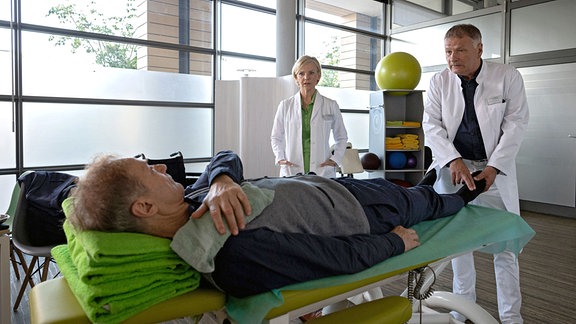 Dr. Globisch (Andrea Kathrin Loewig, mi.), Heiner Pruschwitz (li.) und Dr. Roland Heilmann (Thomas Rühmann, re.