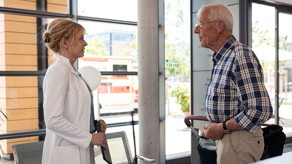 Otto Stein (Rolf Becker) möchte sich bei Dr. Ina Schulte (Isabell Gerschke) für ihre Hilfe bedanken.