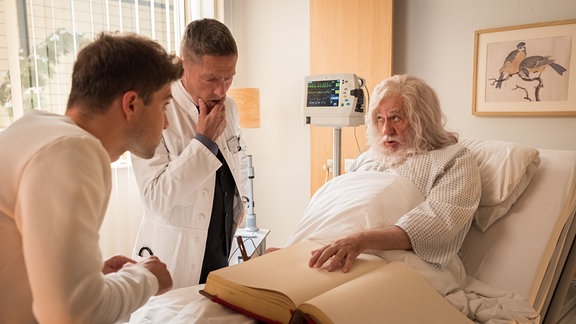 Der geheimnisvolle Patient liest aus seinem Buch vor.